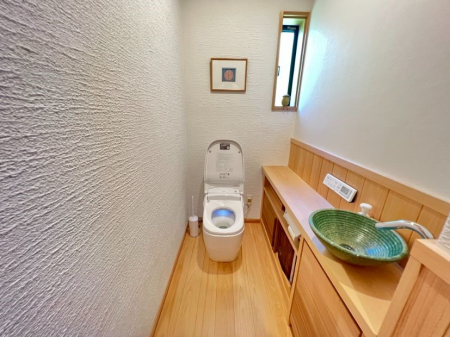 トイレ ゆとりある室内！同室に手洗い場があるのは便利ですね