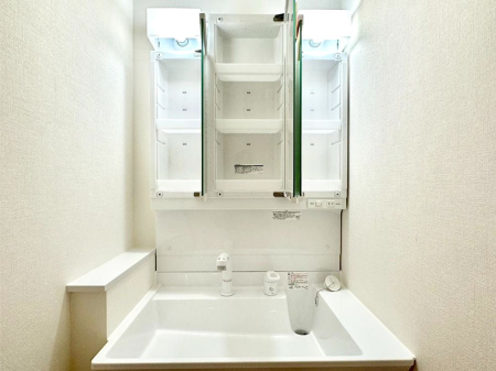 ���̑����� �O�ʋ��̗��ɁA���ϕi��q���p�i�Ȃǂ����[�\�B���ʑ����������ƕۂ��܂��I