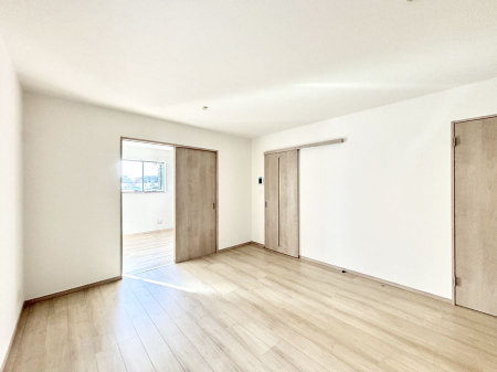 ���̑����� �Ƒ��̏Ί炪���R�Ɛ��܂�Ă���A����ȕ��͋C�̃_�C�j���O�Ɏd�オ���Ă��܂��B