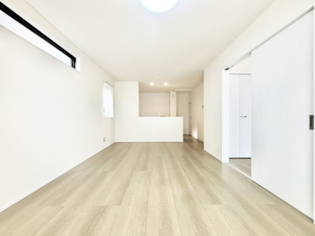 ���r���O ���邢�z���������A�����̕��͋C�ɖ�������郊�r���O�E�_�C�j���O�B 