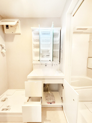 ���̑����� �O�ʋ��̗��ɁA���ϕi��q���p�i�Ȃǂ����[�\�B���ʑ����������ƕۂ��܂��I