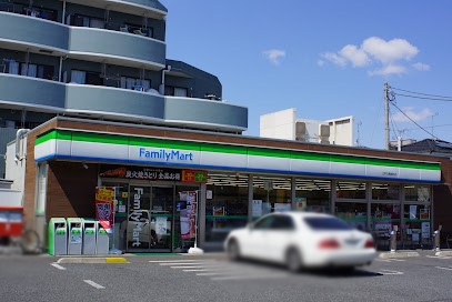 ���ӊ� �R���r�j 300m �t�@�~���[�}�[�g �]�ː싻�{���X