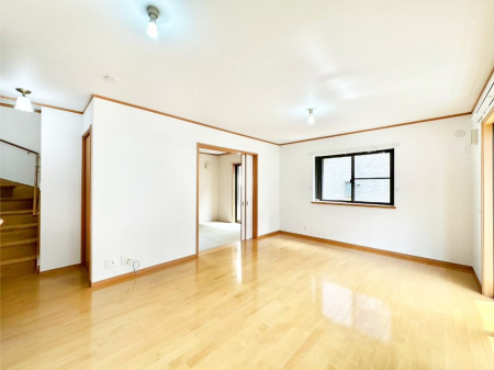 ���̑����� �Ƒ��̏Ί炪���R�Ɛ��܂�Ă���A����ȕ��͋C�̃_�C�j���O�Ɏd�オ���Ă��܂��B