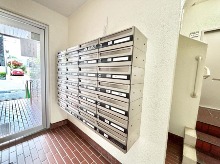 ���̑� �|�X�g�̓G���g�����X���ɂ���̂ŉJ�ɔG�ꂸ�X�ւ��󂯎��܂��ˁI