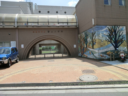 ���ӊ� ���w�Z 600m �������s���ɎR���w�Z