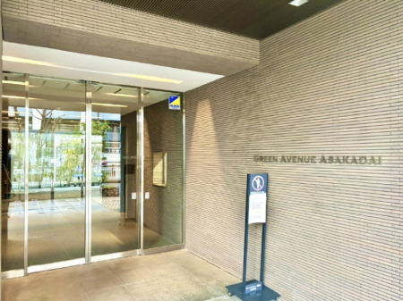 �G���g�����X �O�� �Y��ȃG���g�����X�́A���Z�҂�D�����}������Ă���܂�