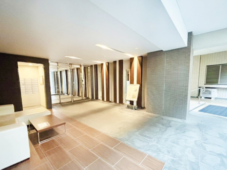 ���̑� �҂����킹�ꏊ�Ƃ��Ă��֗��ȃG���g�����X���r�[ 