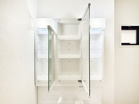 ���ʑ�E���ʏ� �O�ʋ��̗��ɁA���ϕi��q���p�i�Ȃǂ����[�\�B���ʑ����������ƕۂ��܂��I  