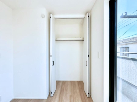 ���[ �m���̃N���[�[�b�g�B���s��������̂Ō���̈ߗނ�����������܂�܂��B