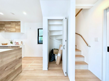 ���[ �K�i���̃X�y�[�X��L�����p�������r���O���[