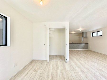 ���̑����� ���r���O���[�B�����Ɏ��[������ƕ����W�܂�LDK���X�b�L���Еt�������ł��ˁB  