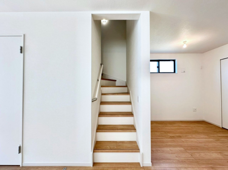 ���̑� ���Ƒ��Ԃ̃R�~���j�P�[�V�������[�܂郊�r���O�C���K�i���̗p