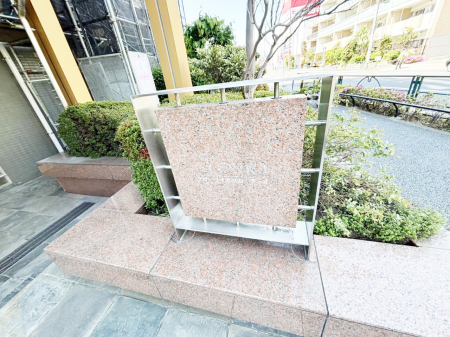 �G���g�����X �Z���҂◈�K�҂��C�����悭���o�}��