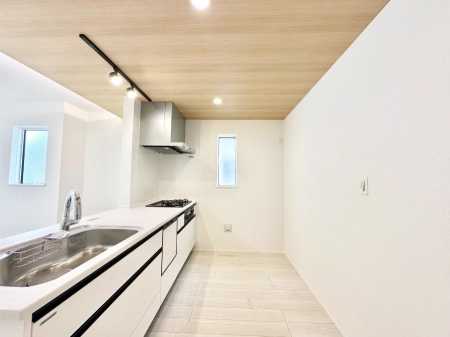 �L�b�`�� �u�₩�ȕ����ʂ蔲����L�b�`���B��������̂Ŗ��邭���C�ɂ��𗧂��܂��B�@
