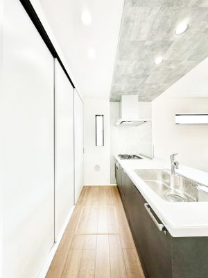 �L�b�`�� �u�₩�ȕ����ʂ蔲����L�b�`���B��������̂Ŗ��邭���C�ɂ��𗧂��܂��B