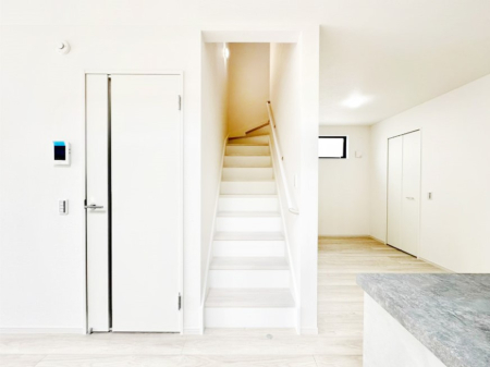 ���̑� ���Ƒ��Ԃ̃R�~���j�P�[�V�������[�܂郊�r���O�C���K�i���̗p���܂����B