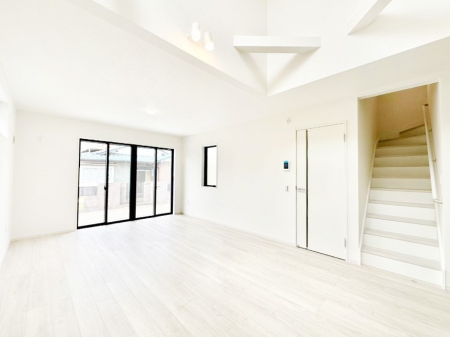 ���r���O ���邢�z���������A�����̕��͋C�ɖ�������郊�r���O�_�C�j���O