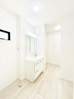 ���̑� ����������z���C�g�J���[����Ƃ��������h���[�X�y�[�X