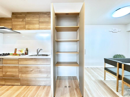 ���[ �L�b�`�������[�B�H���i����p�i�̃X�g�b�N�Ȃǂ���������[�ł��܂��B