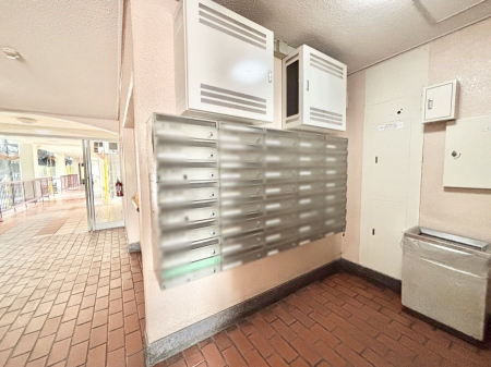 ���̑� �|�X�g�̓G���g�����X���ɂ���̂ŉJ�ɔG�ꂸ�X�ւ��󂯎��܂��ˁI