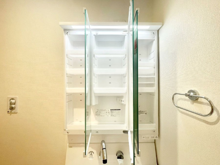 ���̑����� �O�ʋ��̗��ɁA���ϕi��q���p�i�Ȃǂ����[�\�B���ʑ����������ƕۂ��܂��I