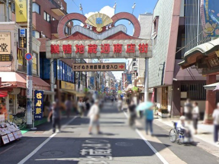 ���ӊ� �V���b�s���O�Z���^�[ 700m �����n���ʏ��X�X