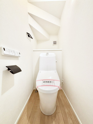 �g�C�� �E�H�V�����b�g�g�C�������S�̂Q�ӏ��I���̃o�^�o�^������S�ł��B 