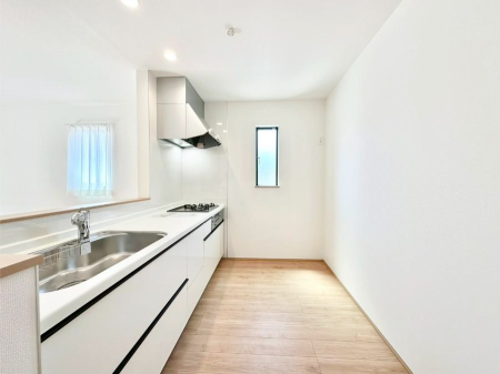 �L�b�`�� �u�₩�ȕ����ʂ蔲����L�b�`���B��������̂Ŗ��邭���C�ɂ��𗧂��܂��B�@