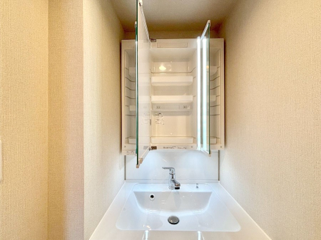 ���̑����� �O�ʋ��̗��ɁA���ϕi��q���p�i�Ȃǂ����[�\�B���ʑ����������ƕۂ��܂��I