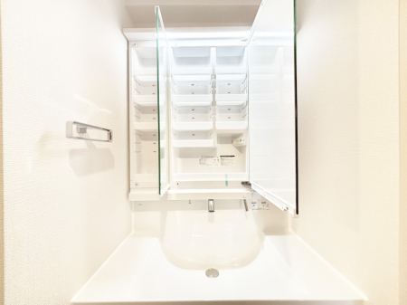 ���̑����� �O�ʋ��̗��ɁA���ϕi��q���p�i�Ȃǂ����[�\�B���ʑ����������ƕۂ��܂��I