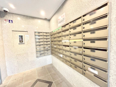 ���̑� �|�X�g�̓G���g�����X���ɂ���̂ŉJ�ɔG�ꂸ�X�ւ��󂯎��܂��ˁI