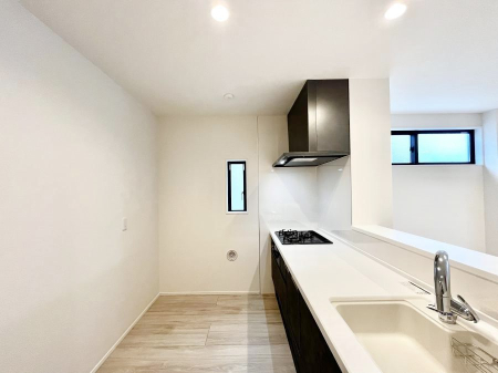 �L�b�`�� �u�₩�ȕ����ʂ蔲����L�b�`���B��������̂Ŗ��邭���C�ɂ��𗧂��܂��B�@
