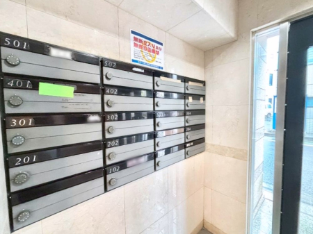 ���̑� �|�X�g�̓G���g�����X���ɂ���̂ŉJ�ɔG�ꂸ�X�ւ��󂯎��܂��ˁI