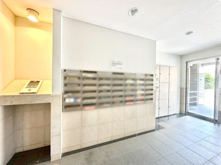 ���̑� �|�X�g�̓G���g�����X���ɂ���̂ŉJ�ɔG�ꂸ�X�ւ��󂯎��܂��ˁI