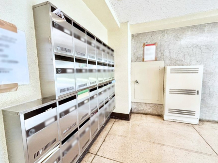 ���̑� �|�X�g�̓G���g�����X���ɂ���̂ŉJ�ɔG�ꂸ�X�ւ��󂯎��܂��ˁI