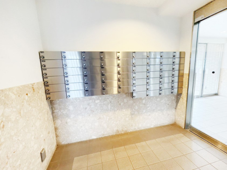���̑� �|�X�g�̓G���g�����X���ɂ���̂ŉJ�ɔG�ꂸ�X�ւ��󂯎��܂��I