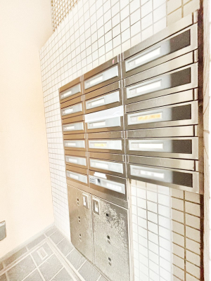 ���̑� �|�X�g�̓G���g�����X���ɂ���̂ŉJ�ɔG�ꂸ�X�ւ��󂯎��܂��ˁI
