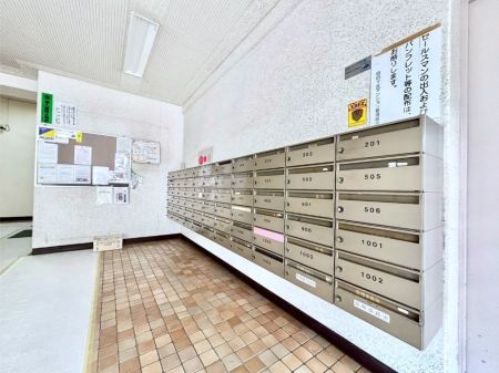 ���̑� �|�X�g�̓G���g�����X���ɂ���̂ŉJ�ɔG�ꂸ�X�ւ��󂯎��܂��ˁI
