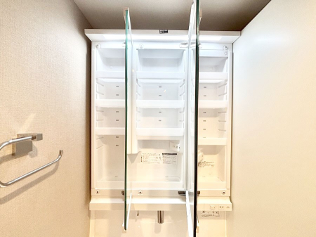 ���̑����� �O�ʋ��̗��ɁA���ϕi��q���p�i�Ȃǂ����[�\�B���ʑ����������ƕۂ��܂��I