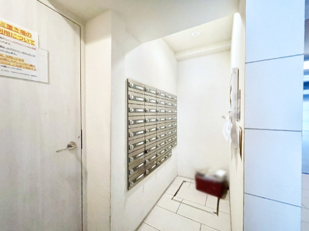 ���̑� �|�X�g�̓G���g�����X���ɂ���̂ŉJ�ɔG�ꂸ�X�ւ��󂯎��܂��ˁI