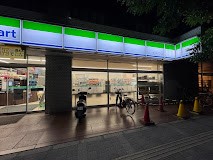 ���ӊ� �R���r�j 140m �t�@�~���[�}�[�g ���r�܎O���ړX
