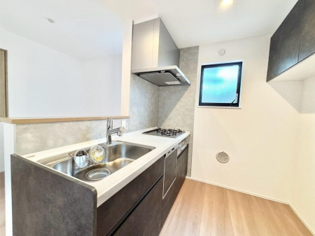 �L�b�`�� �u�₩�ȕ����ʂ蔲����L�b�`���B��������̂Ŗ��邭���C�ɂ��𗧂��܂��B    