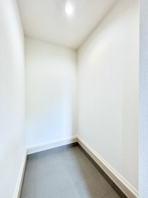 ���[ �V���[�Y�C���N���[�N�t���I�J���x�r�[�J�[���u���܂��B 