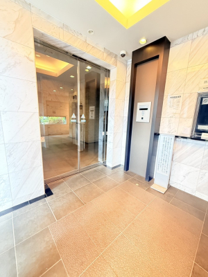 �G���g�����X �I�[�g���b�N�t���̃G���g�����X�ł�