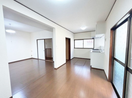 ���̑����� �Ƒ��̏Ί炪���R�Ɛ��܂�Ă���A����ȕ��͋C�̃_�C�j���O�Ɏd�オ���Ă��܂��B