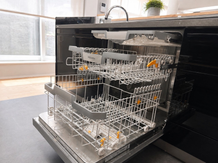���̑����� �Ǝ����Ԃ������ƒZ�k����A60cm���̑�e��Miele�H��@��W�������B