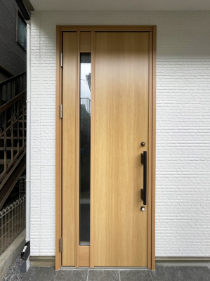 玄関 木の温もりが感じられるシンプルな玄関ドアがお迎えします