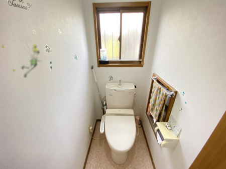 トイレ 内装(建物２)小窓があるので明るく清潔感のある衛生的な空間