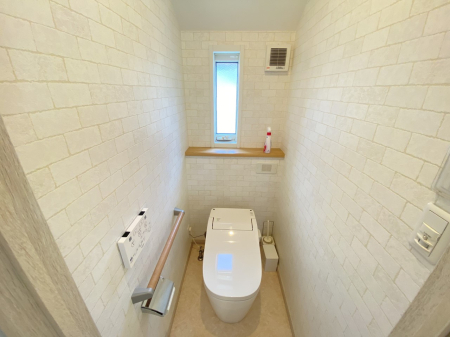 トイレ 内装(建物１)自然換気ができる小窓があり明るく落ち着ける空間