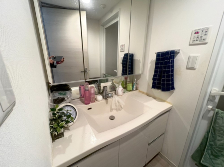 洗面台・洗面所 三面鏡洗面台は収納豊富、細かいものもスッキリ片付きます
